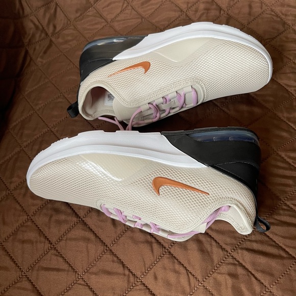 Nike Womens WMNS Air Max Motion 2 Size 8.5. Color OREWOOD BRN/METALLIC COPPER - Picture 4 of 12